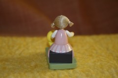 後姿。髪の分け目もきっちり。