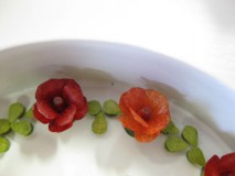 花と花の間に小さい穴